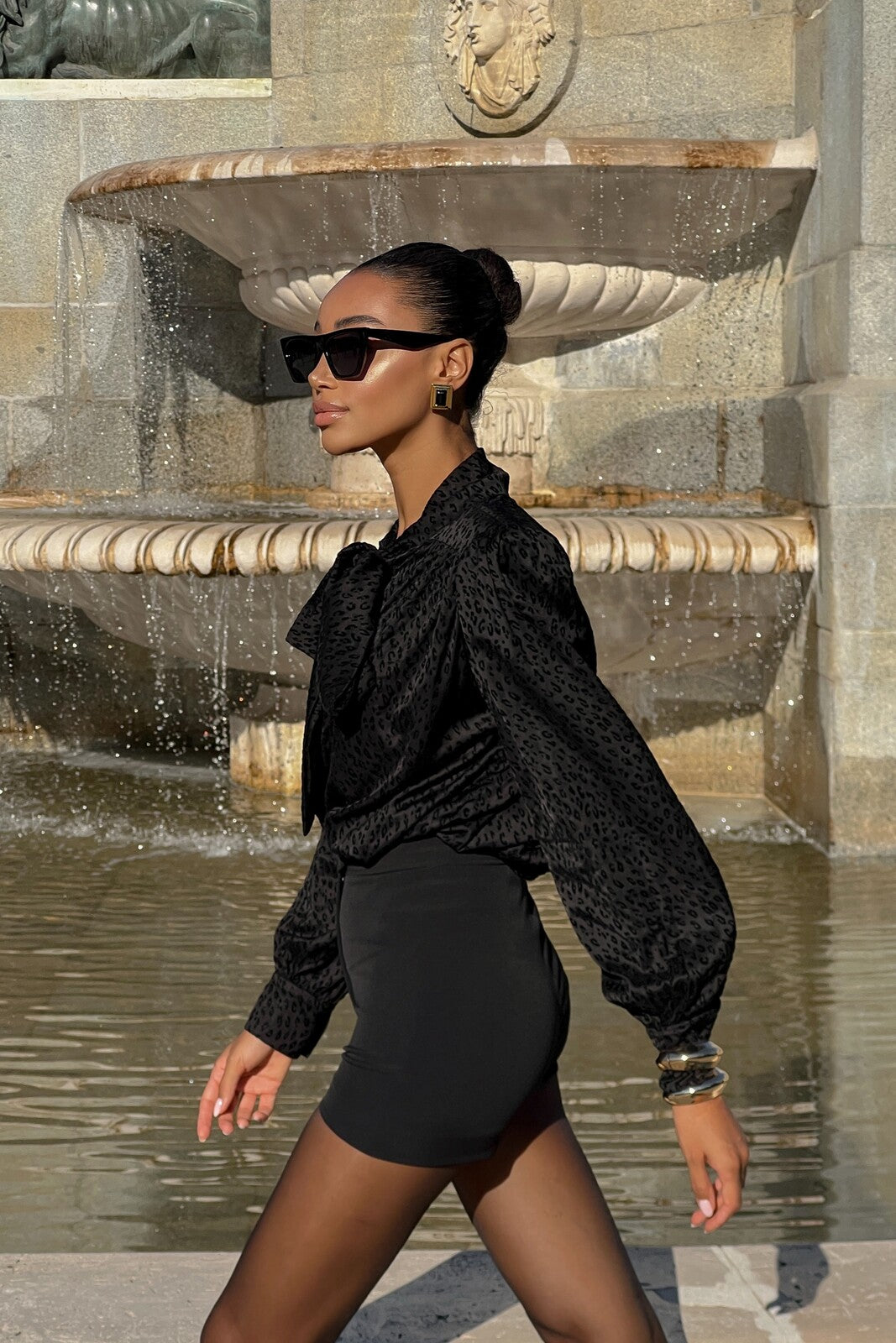 BLUSA PRETA COM LAÇO E TEXTURA EM RELEVO