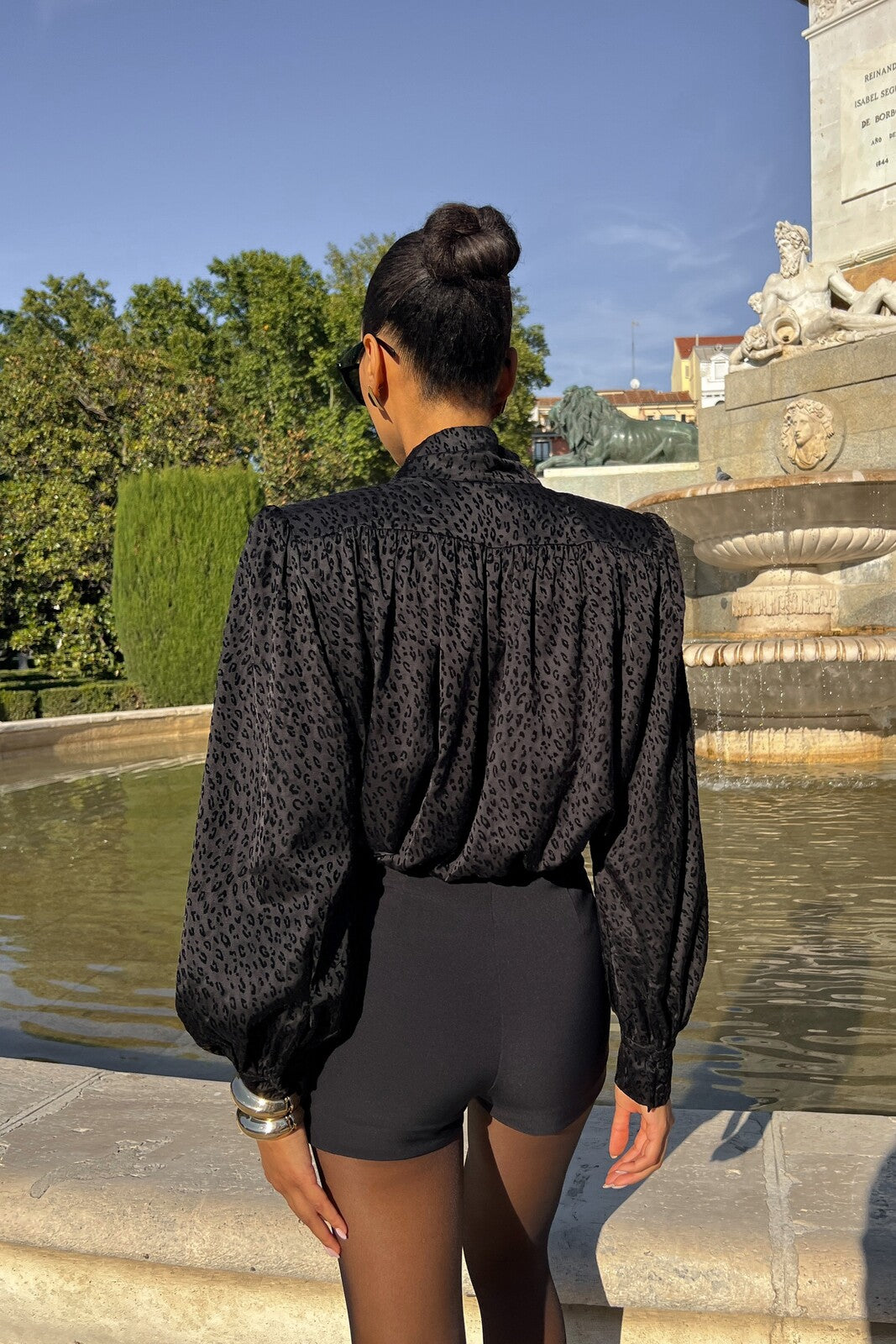 BLUSA PRETA COM LAÇO E TEXTURA EM RELEVO