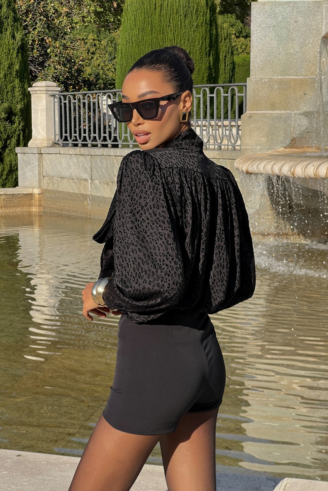 BLUSA PRETA COM LAÇO E TEXTURA EM RELEVO