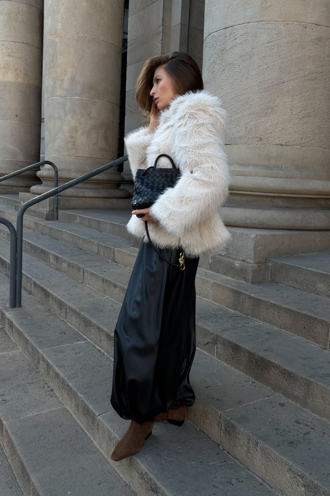 SHORT OFF-WHITE FAUX FUR COAT