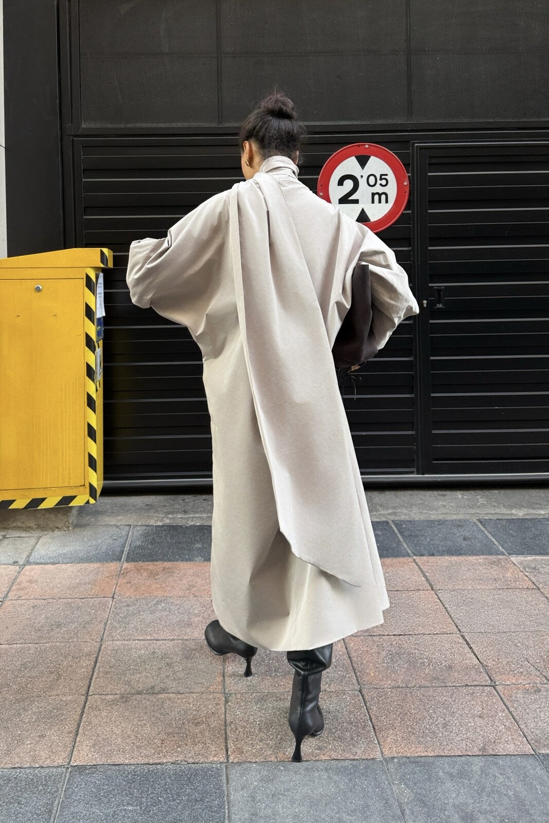 GABARDINE BEGE COM LENÇO REMOVÍVEL