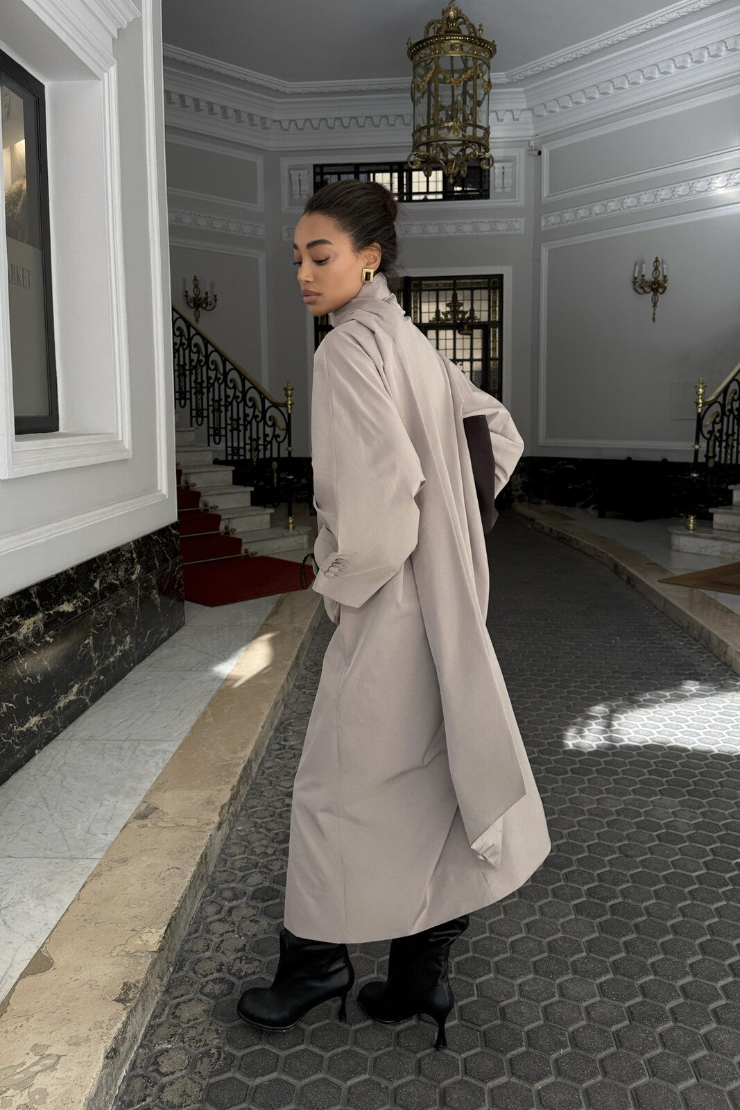 GABARDINE BEGE COM LENÇO REMOVÍVEL