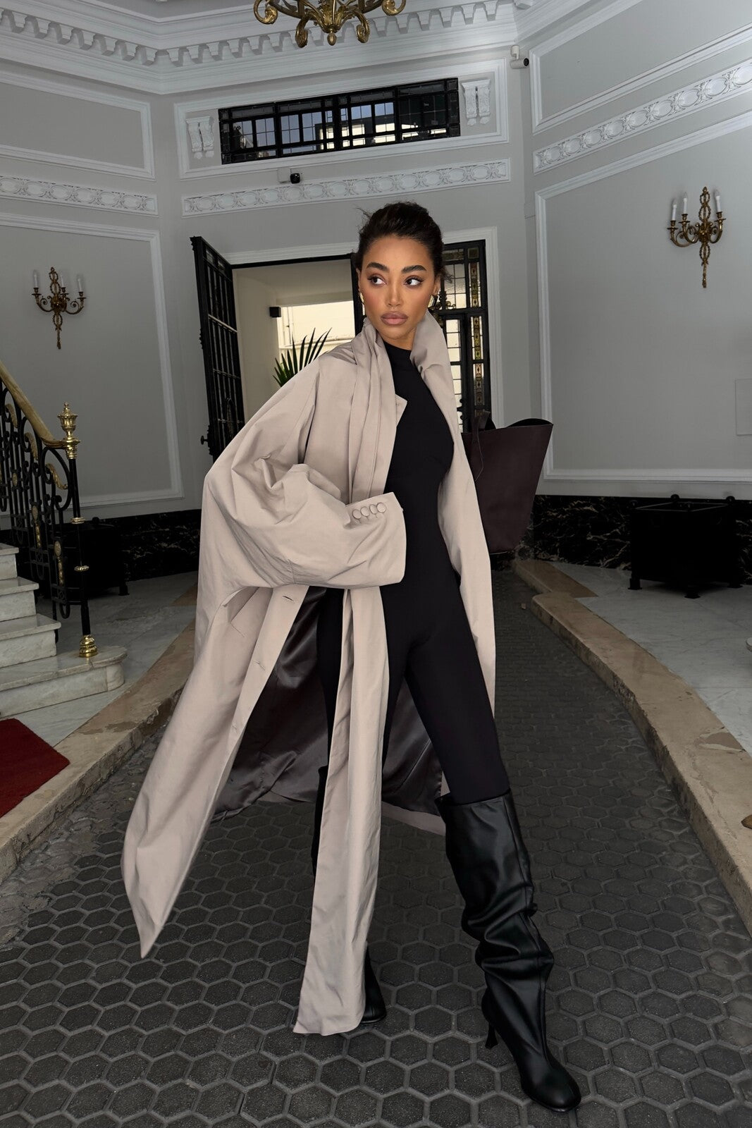 GABARDINE BEGE COM LENÇO REMOVÍVEL