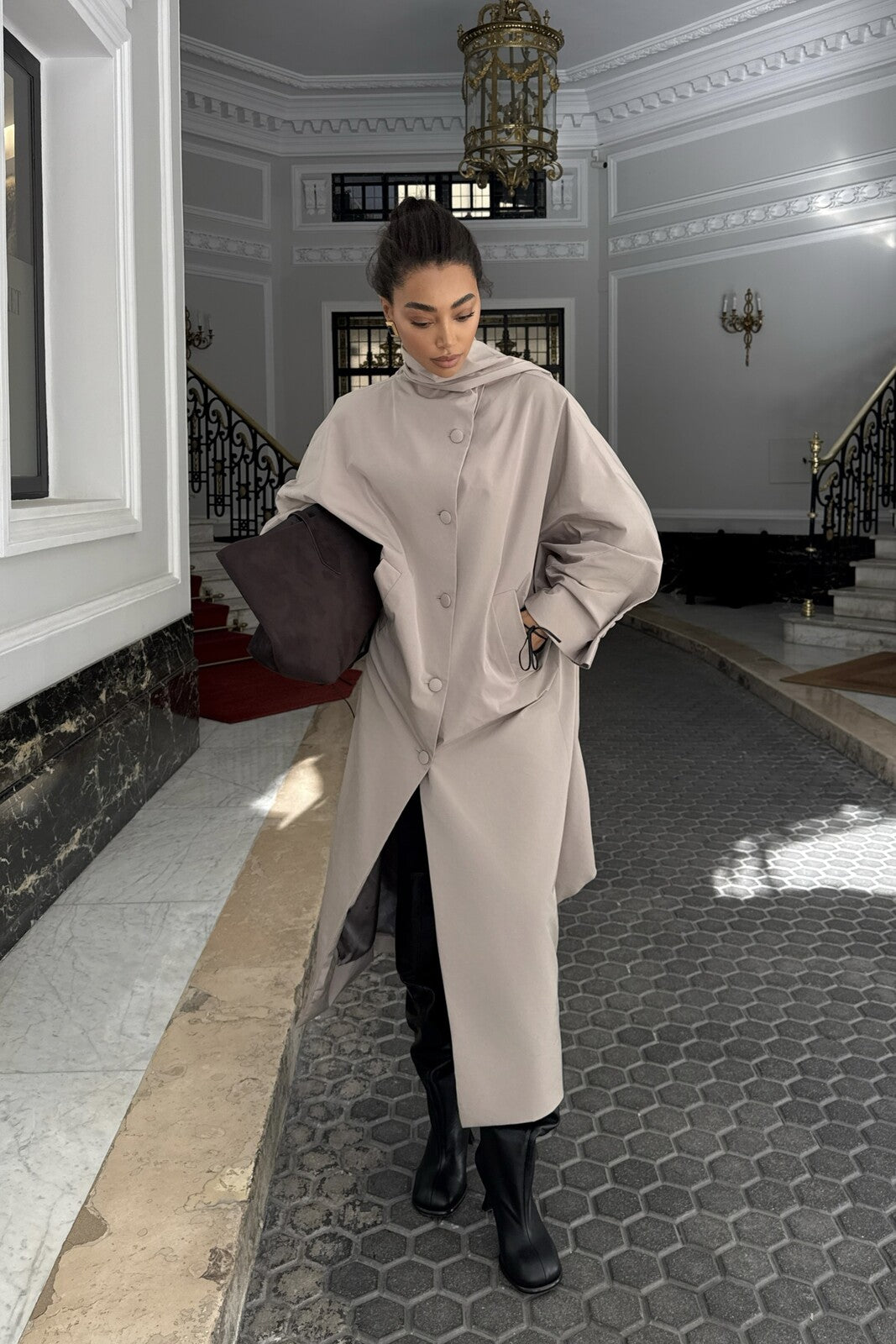 GABARDINE BEGE COM LENÇO REMOVÍVEL