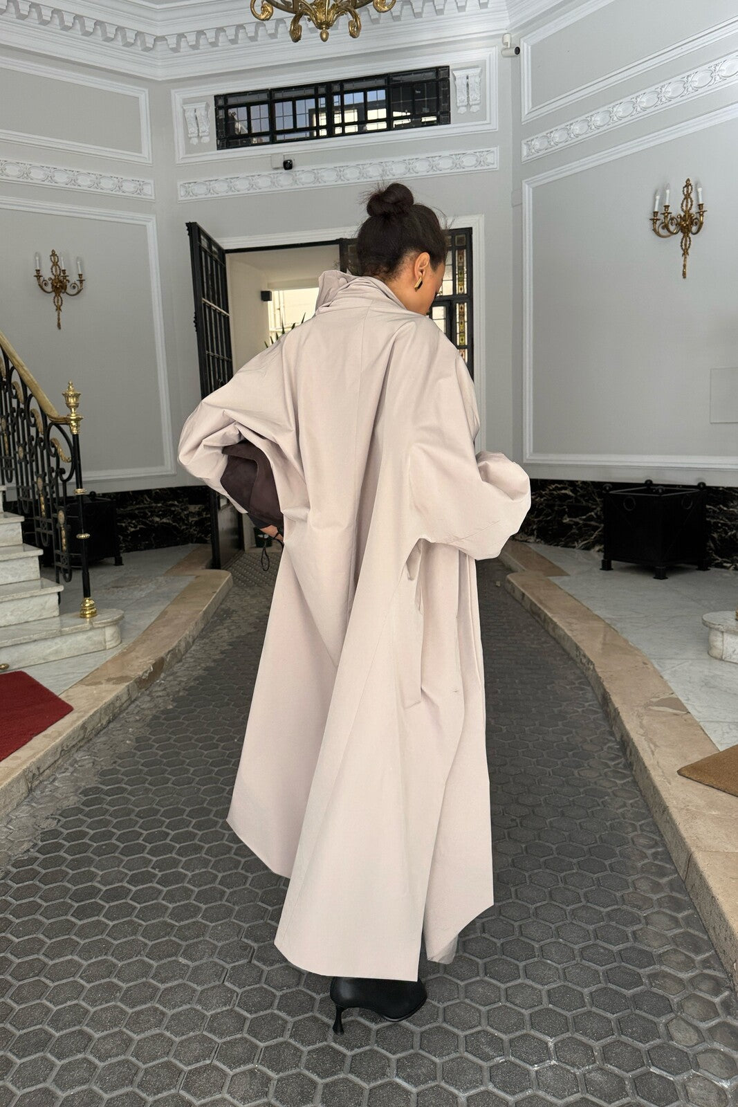 GABARDINE BEGE COM LENÇO REMOVÍVEL