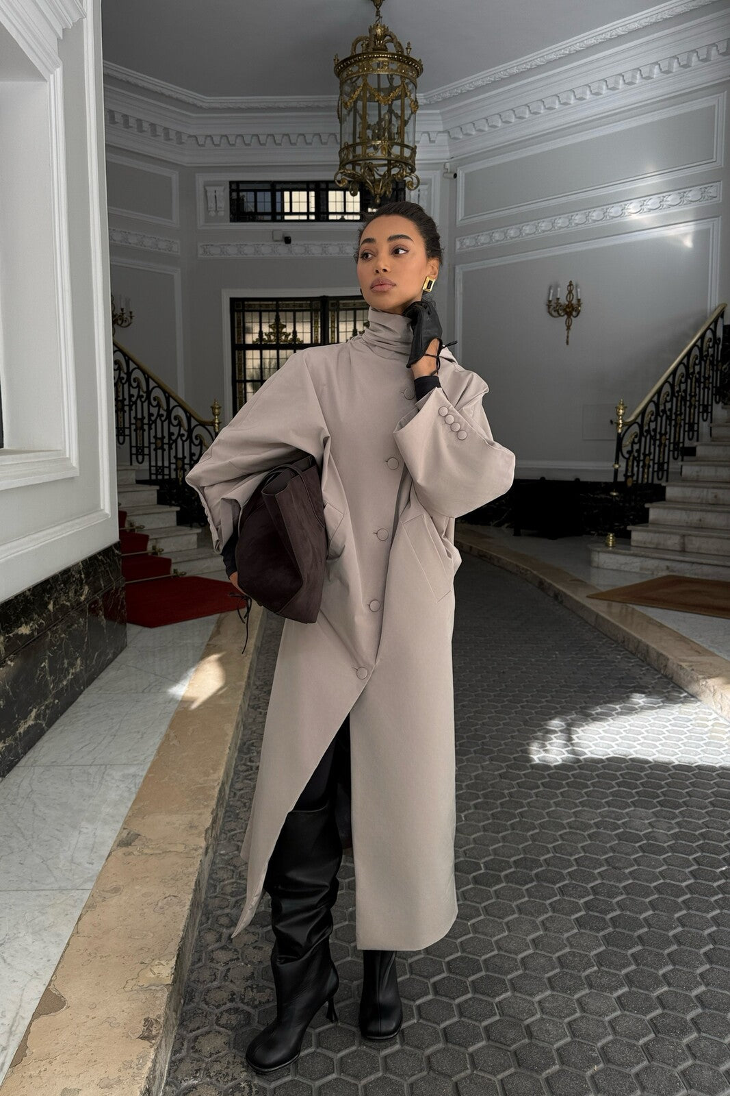 GABARDINE BEGE COM LENÇO REMOVÍVEL