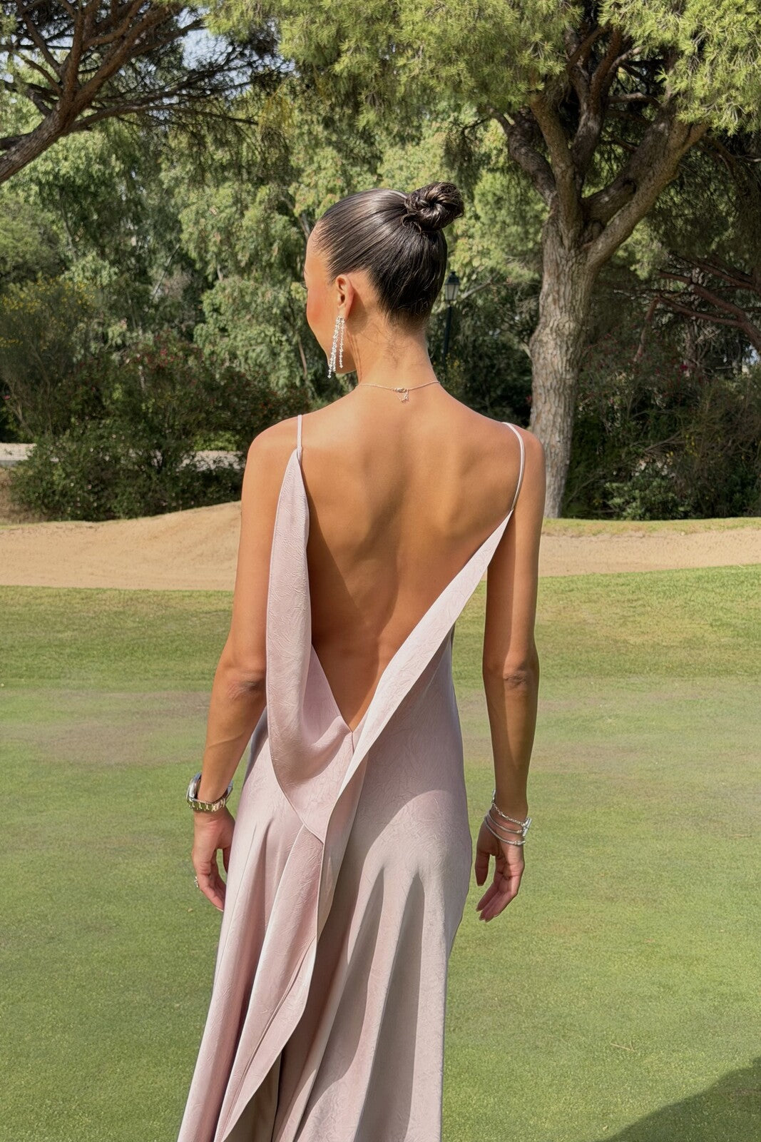 VESTIDO ROSA COM TEXTURA DECOTE COSTAS PROFUNDO