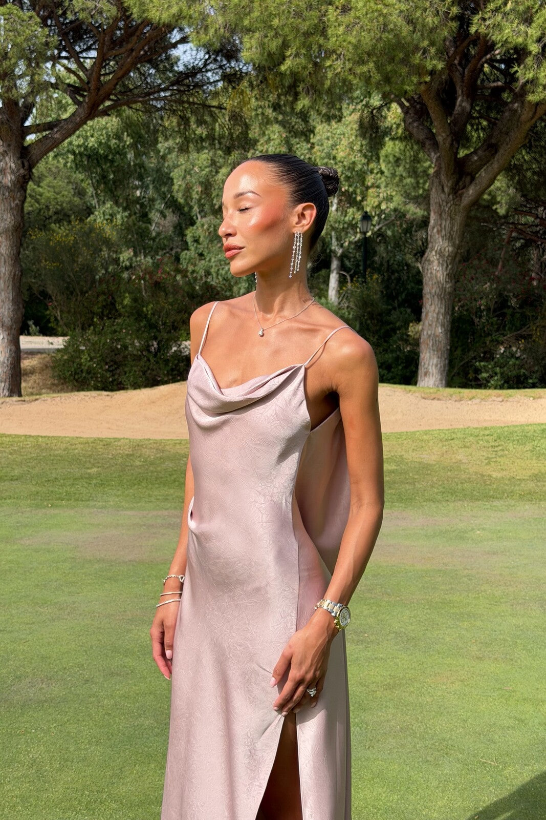 VESTIDO ROSA COM TEXTURA DECOTE COSTAS PROFUNDO