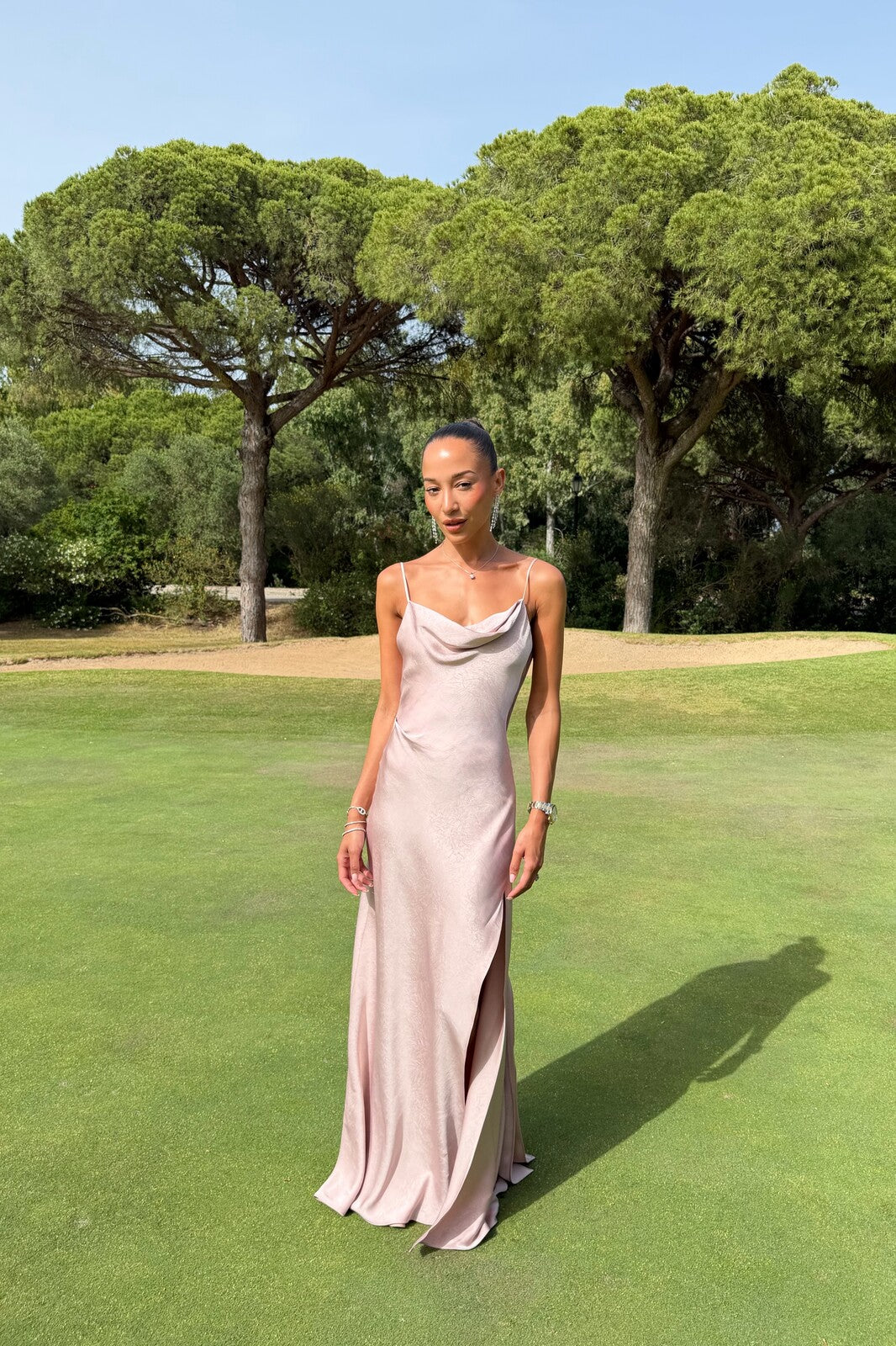 VESTIDO ROSA COM TEXTURA DECOTE COSTAS PROFUNDO
