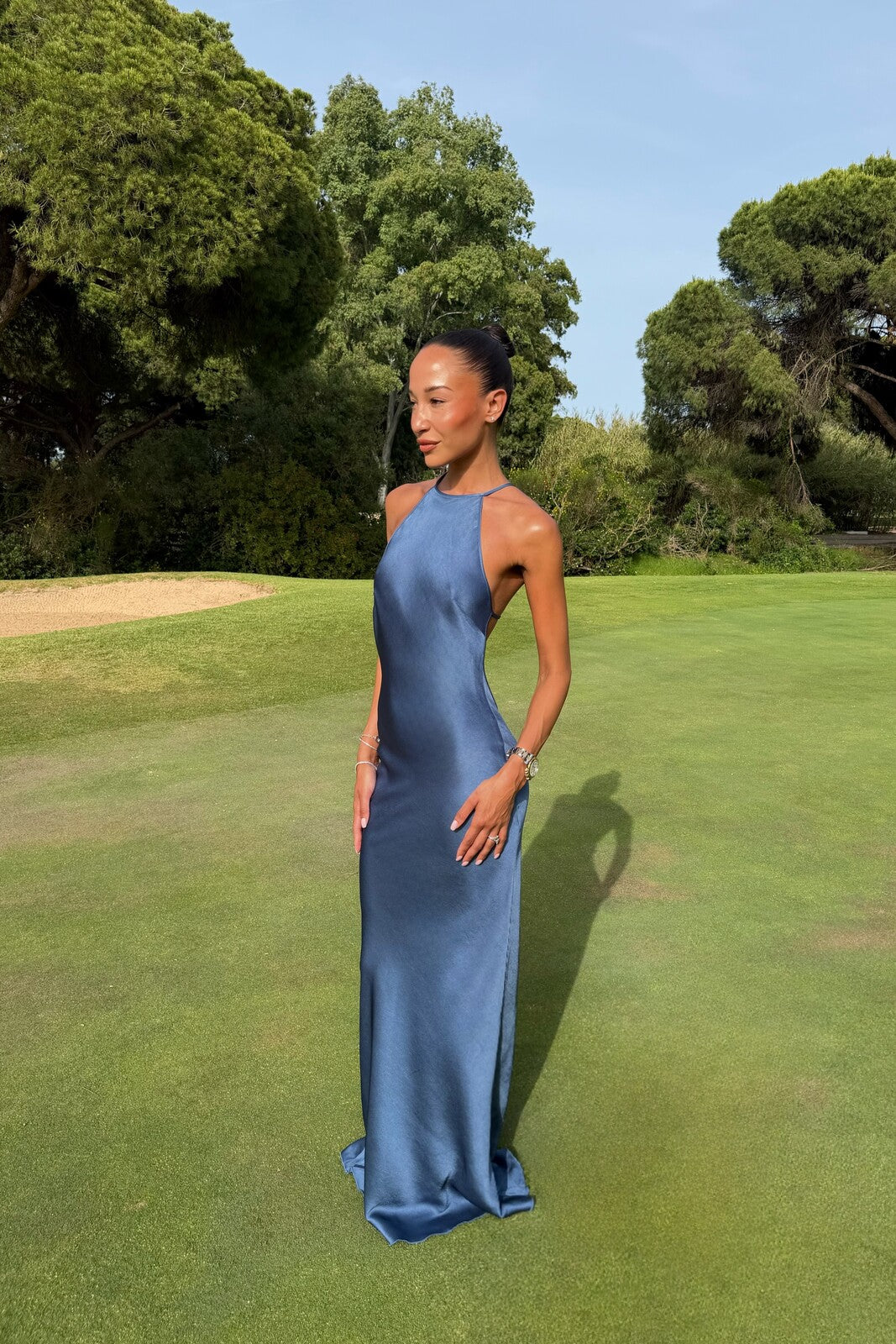 VESTIDO LONGO AZUL JEANS COM APLICAÇÃO COSTAS
