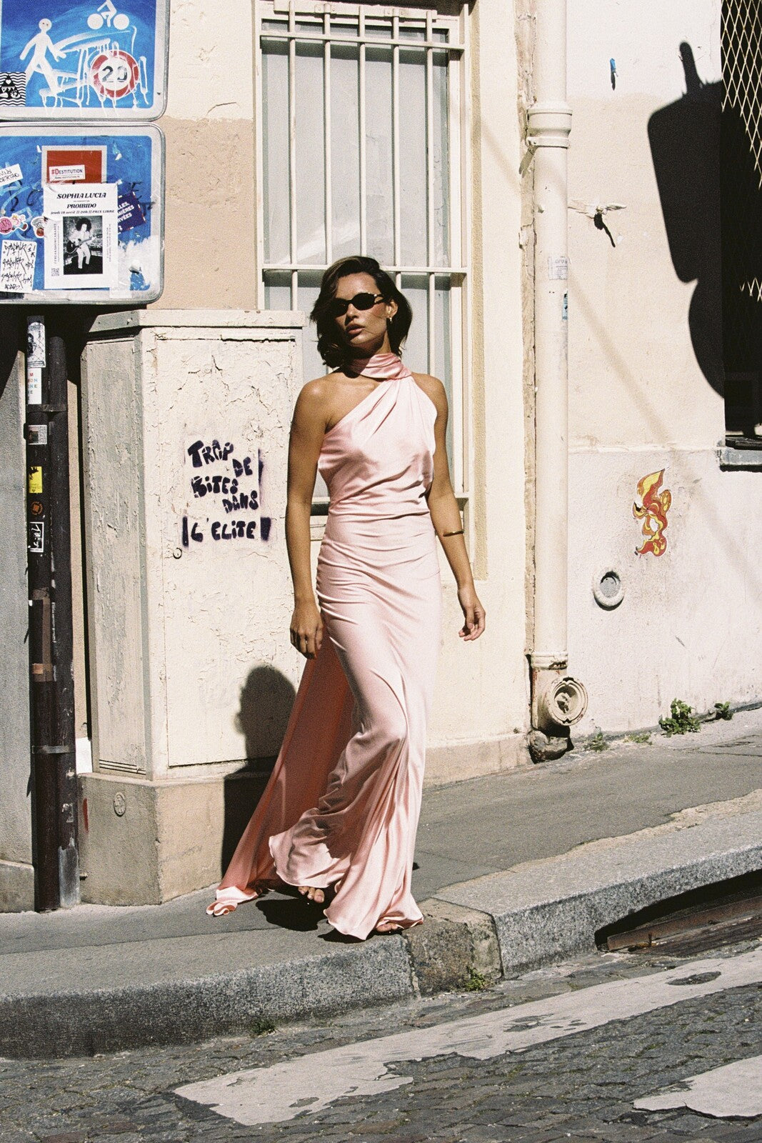 VESTIDO COMPRIDO CORAL COM CAPA