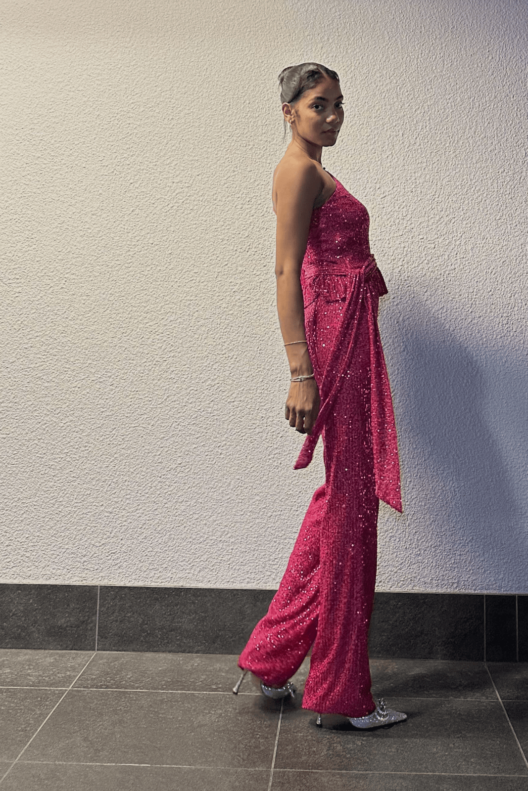 FUCHSIA SEQUINS TOP OFF ÉPAULE