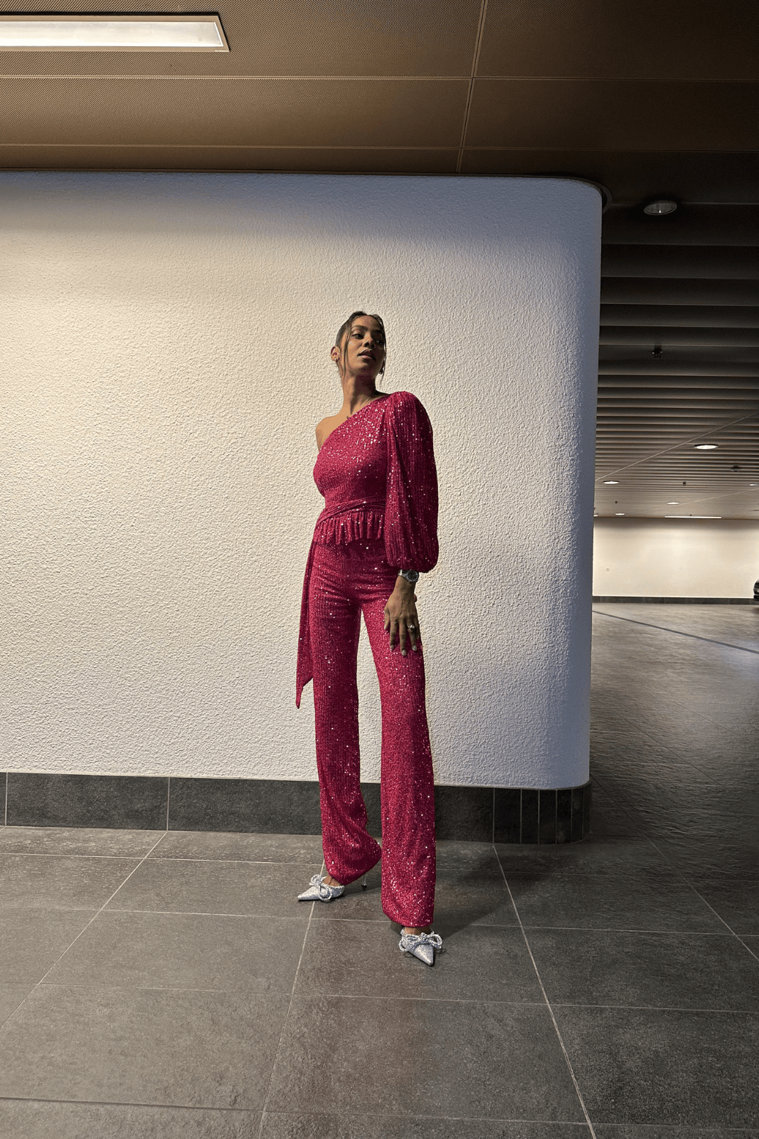 FUCHSIA SEQUINS TOP OFF ÉPAULE