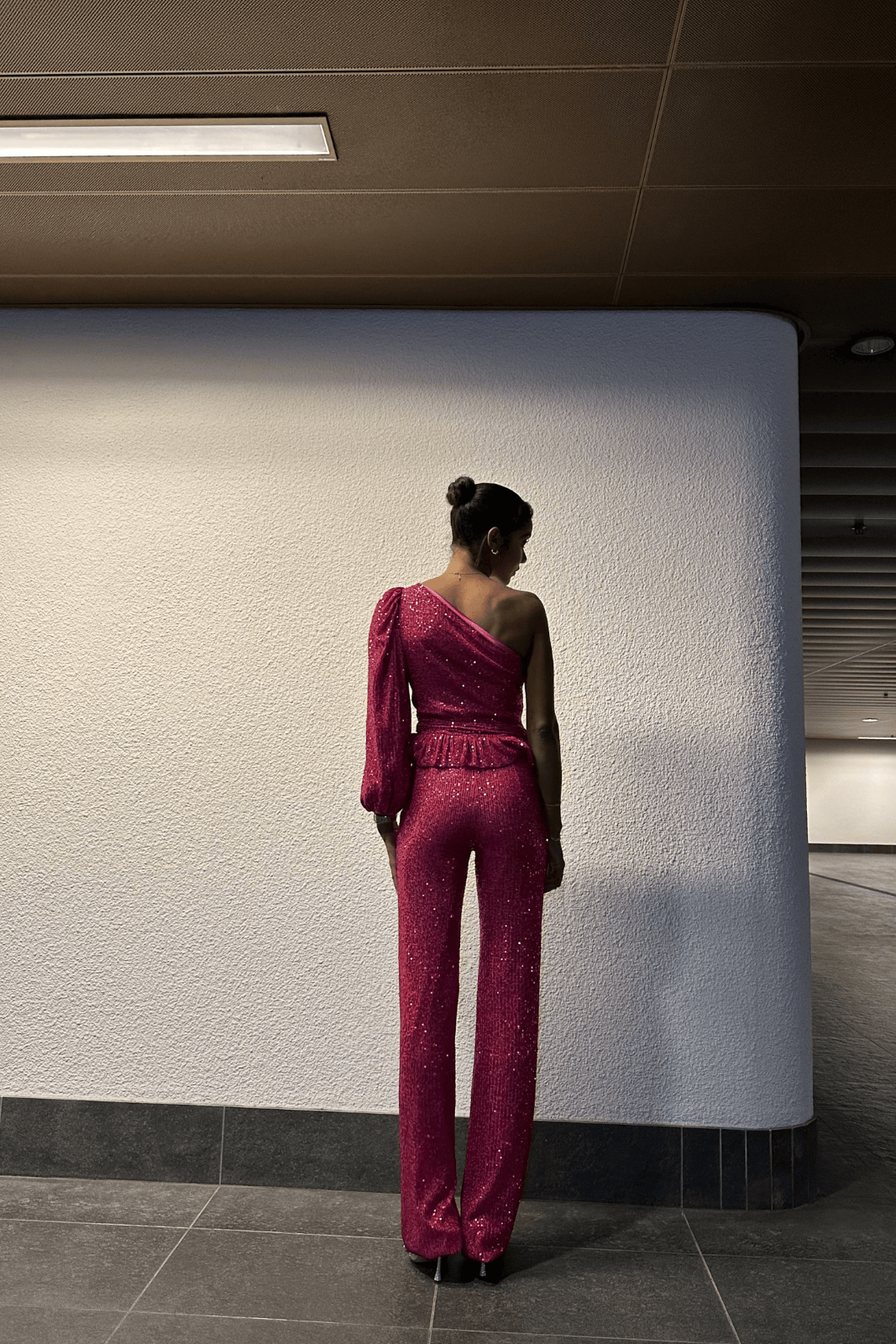 FUCHSIA SEQUINS TOP OFF ÉPAULE