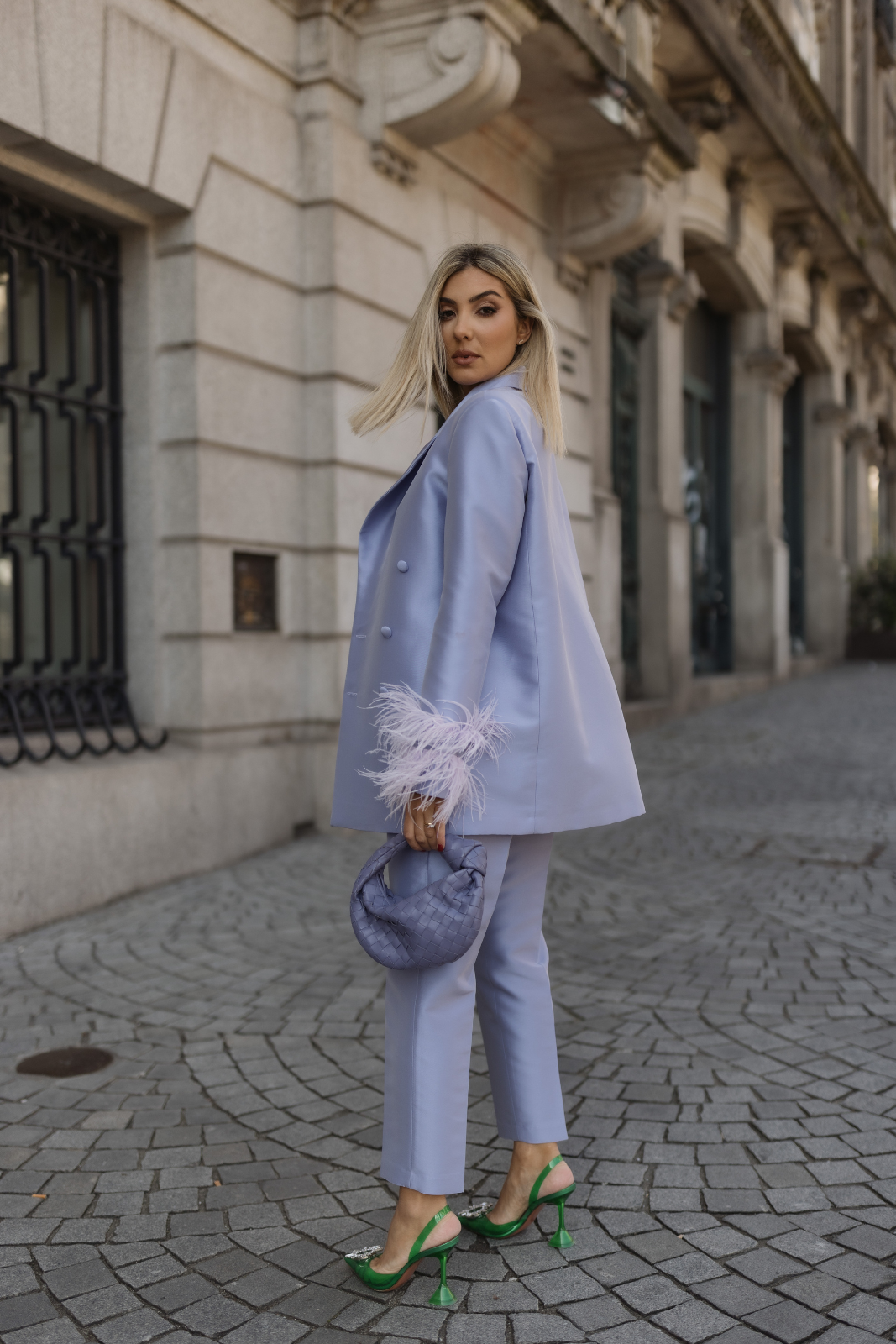 BLAZER OVERSIZED LAVANDA COM PLUMAS