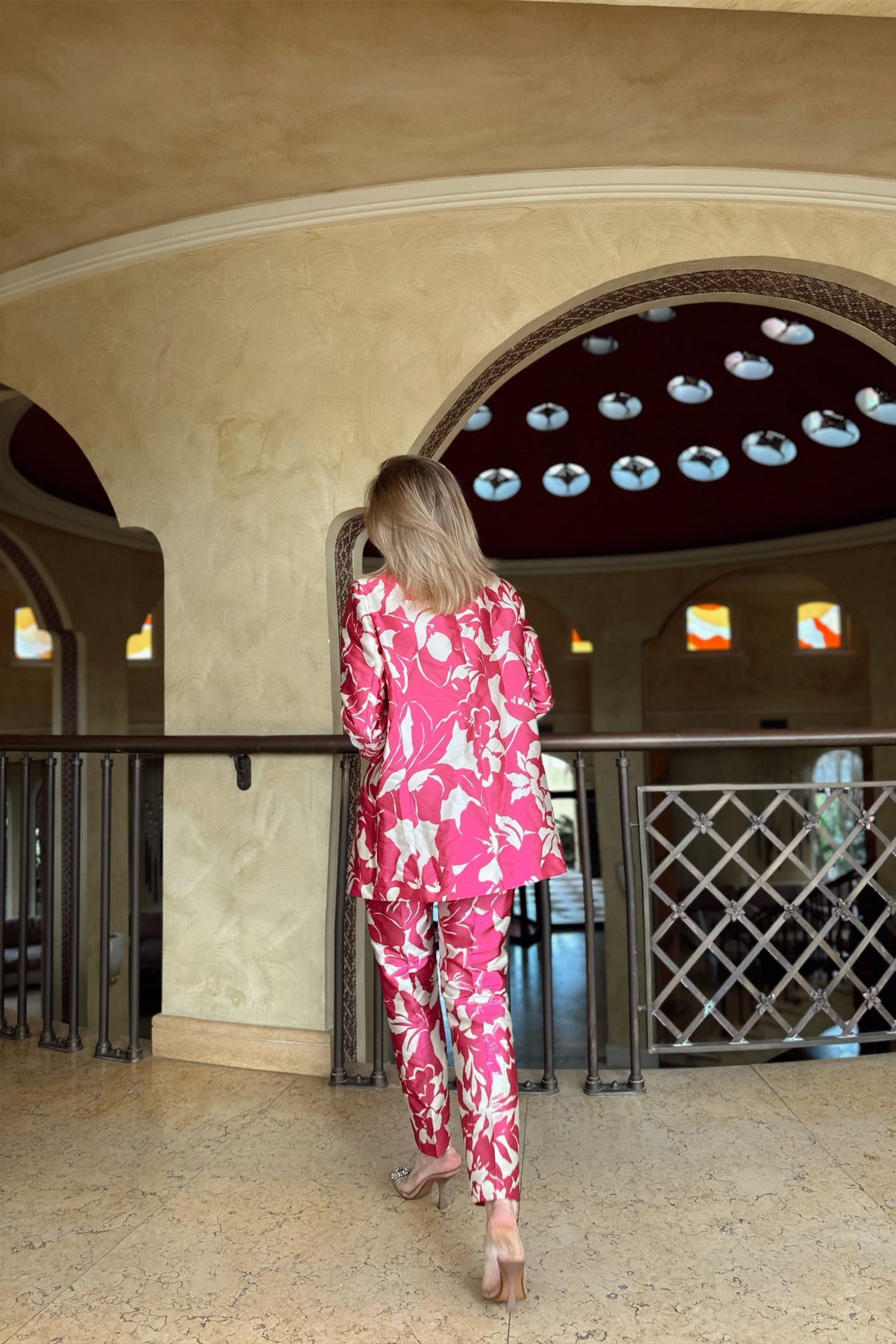 PANTALÓN ESTRUCTURADO FUCSIA CON ESTAMPADO JACQUARD BEIGE