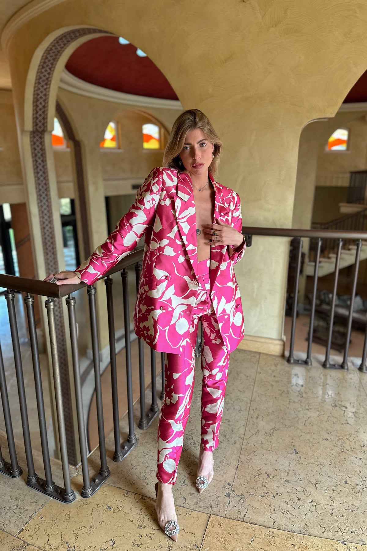 PANTALÓN ESTRUCTURADO FUCSIA CON ESTAMPADO JACQUARD BEIGE