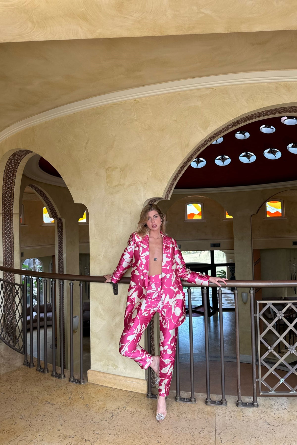 PANTALÓN ESTRUCTURADO FUCSIA CON ESTAMPADO JACQUARD BEIGE