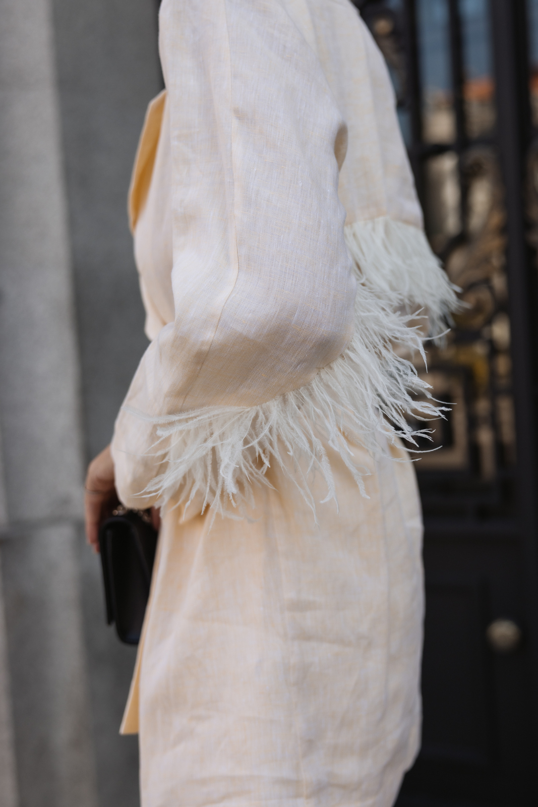 AMERICANA AMARILLA CON PLUMAS