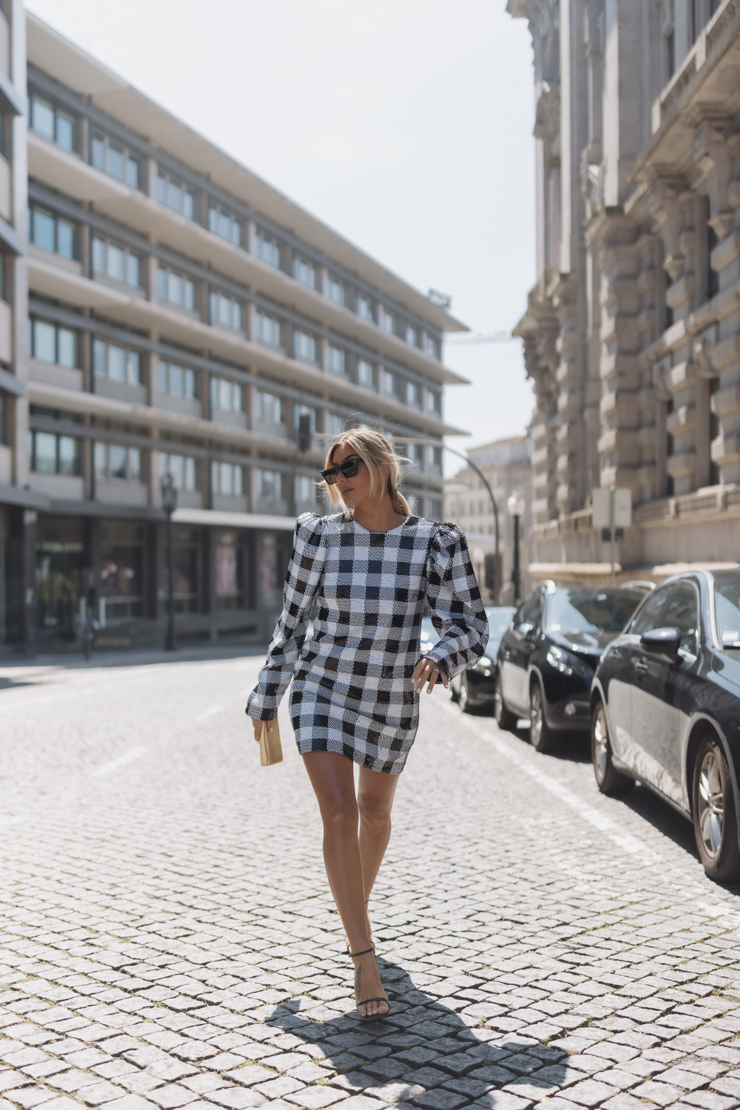 ROBE PAILLETTES AUX ÉCHECS