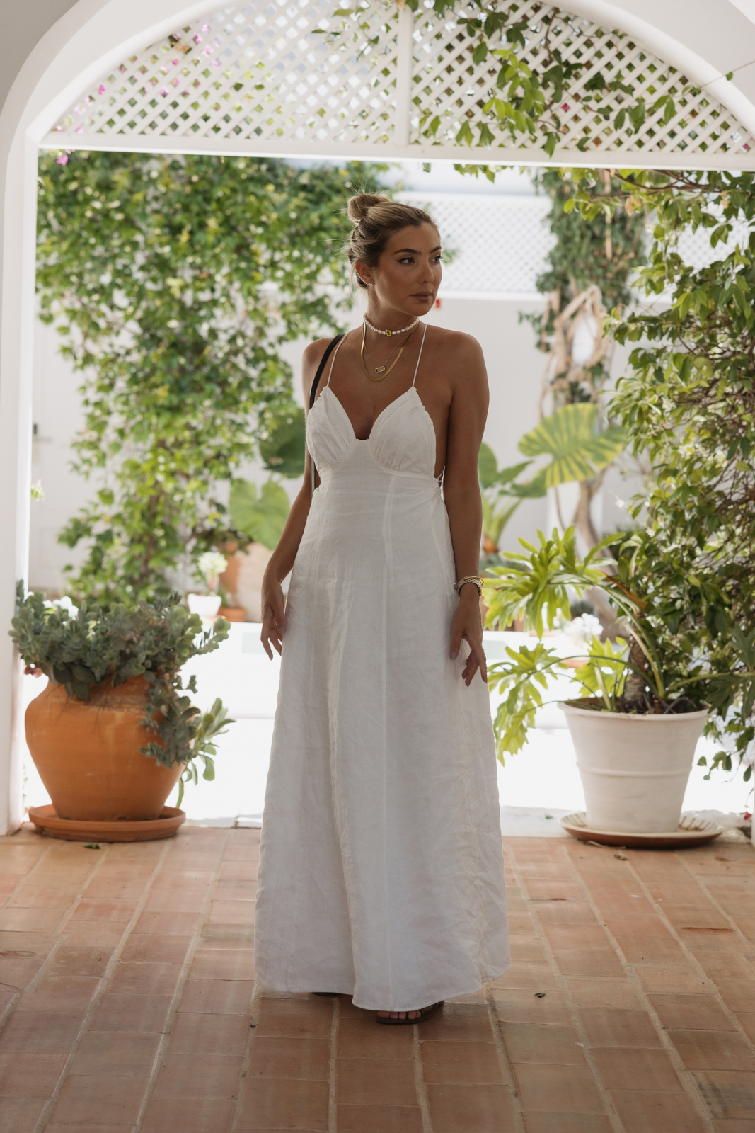 ROBE BLANCHE EN LIN CROIX