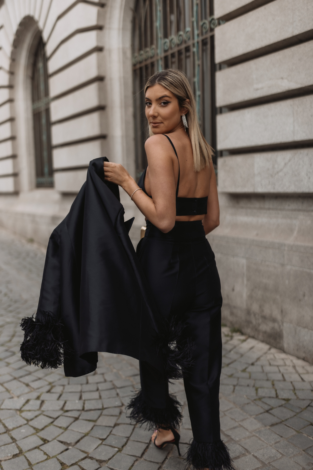 BLAZER OVERSIZED PRETO COM PLUMAS