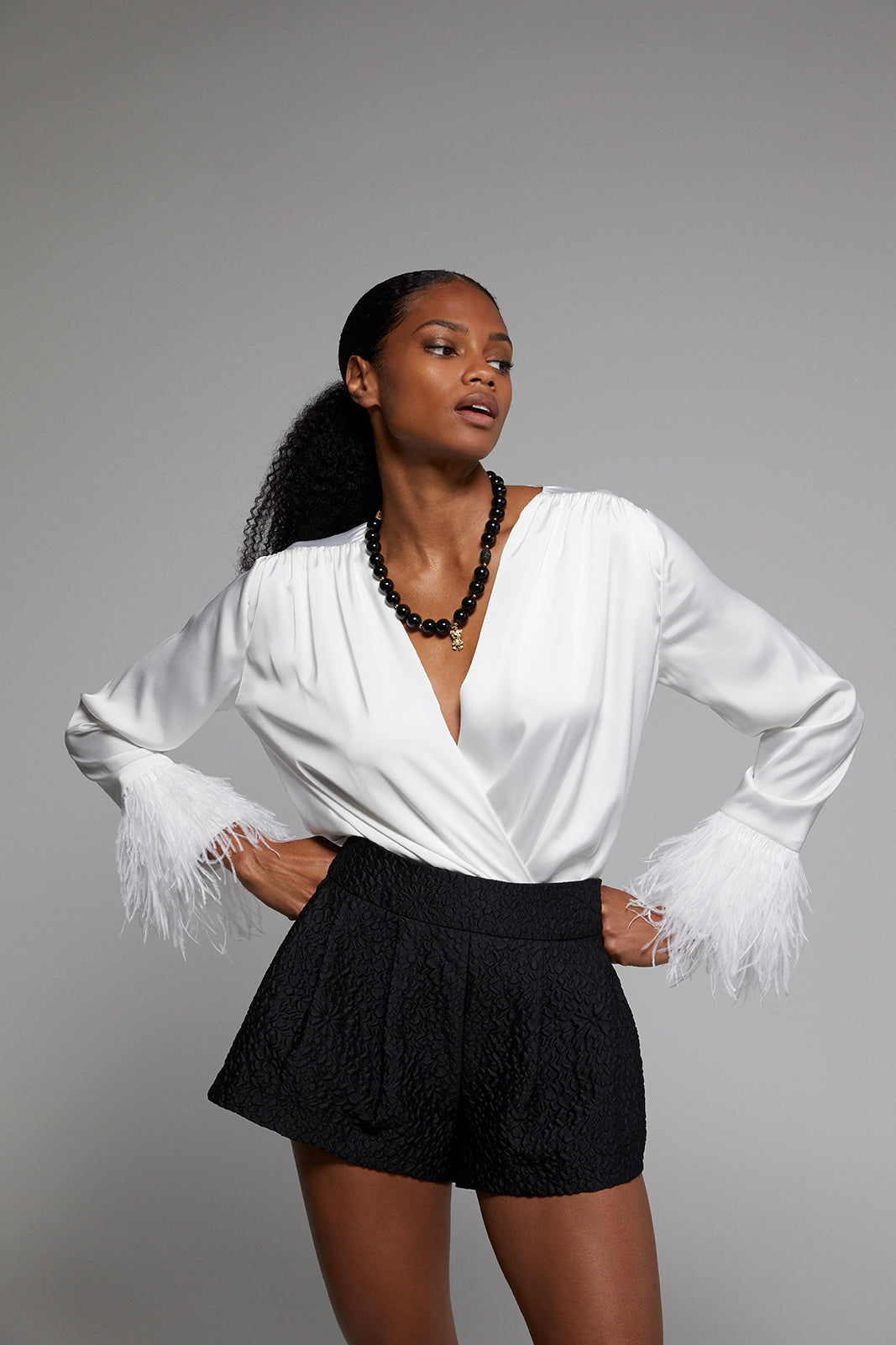 BODY PLUMAS PUNHO BRANCO