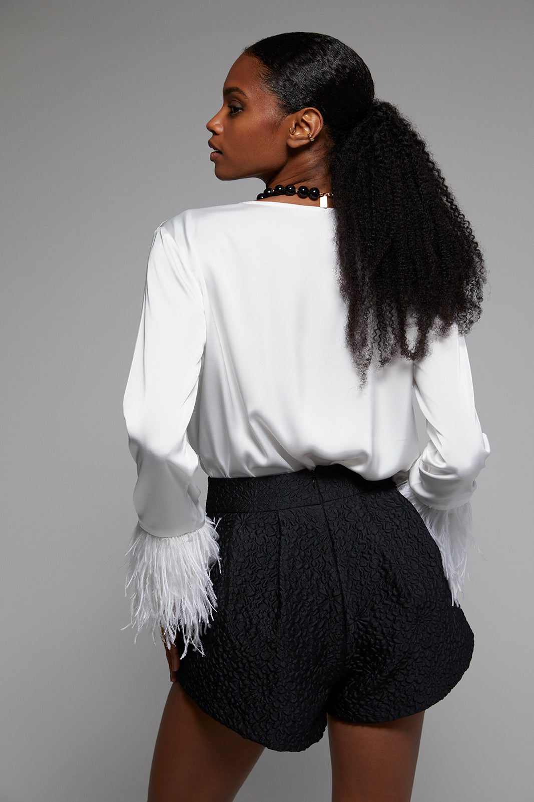 BODY PLUMAS PUNHO BRANCO