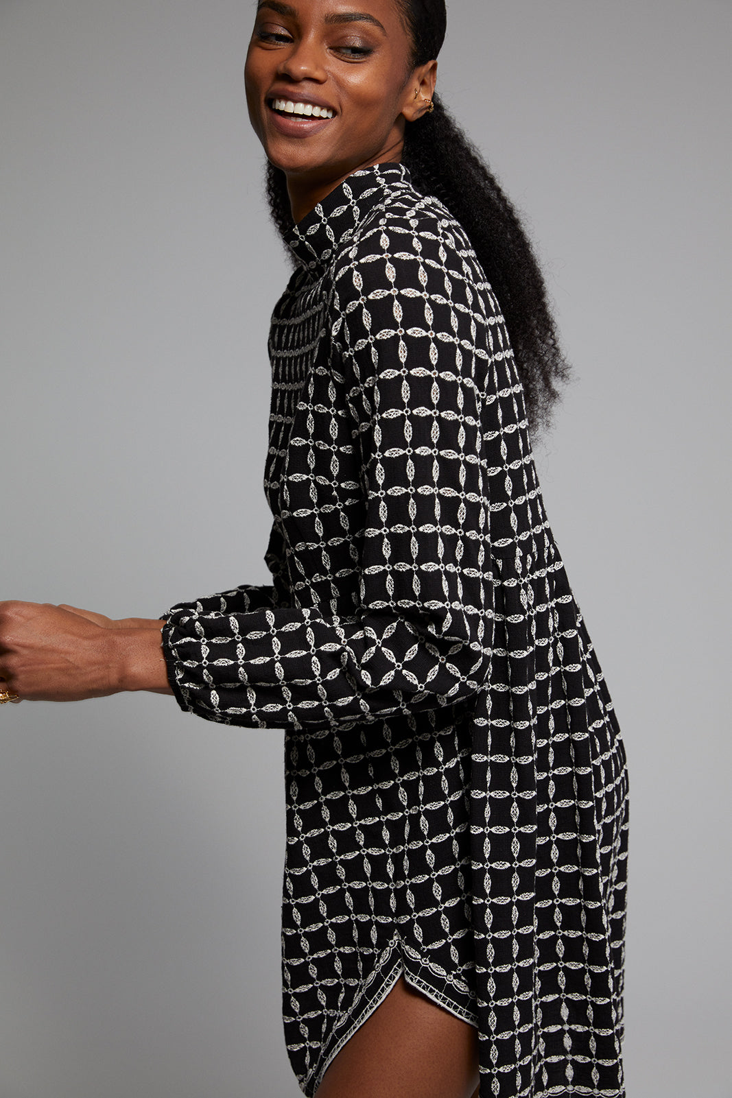VESTIDO PRETO CURTO COM BORDADO CRU