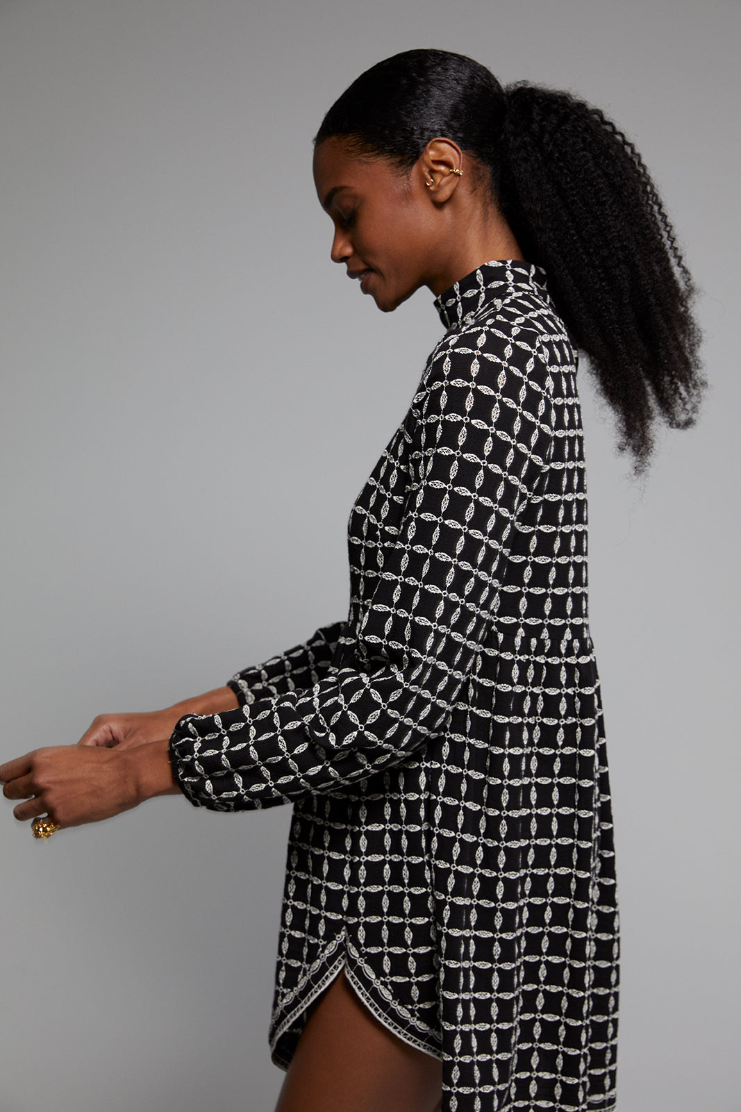 VESTIDO PRETO CURTO COM BORDADO CRU
