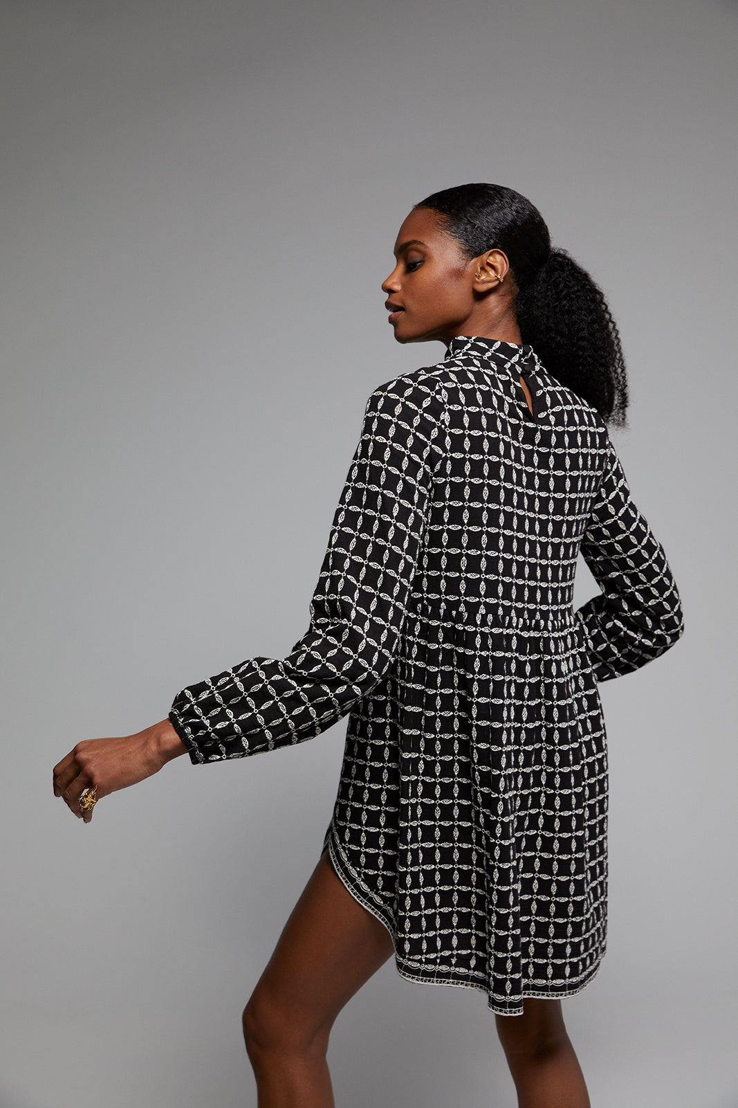 VESTIDO PRETO CURTO COM BORDADO CRU