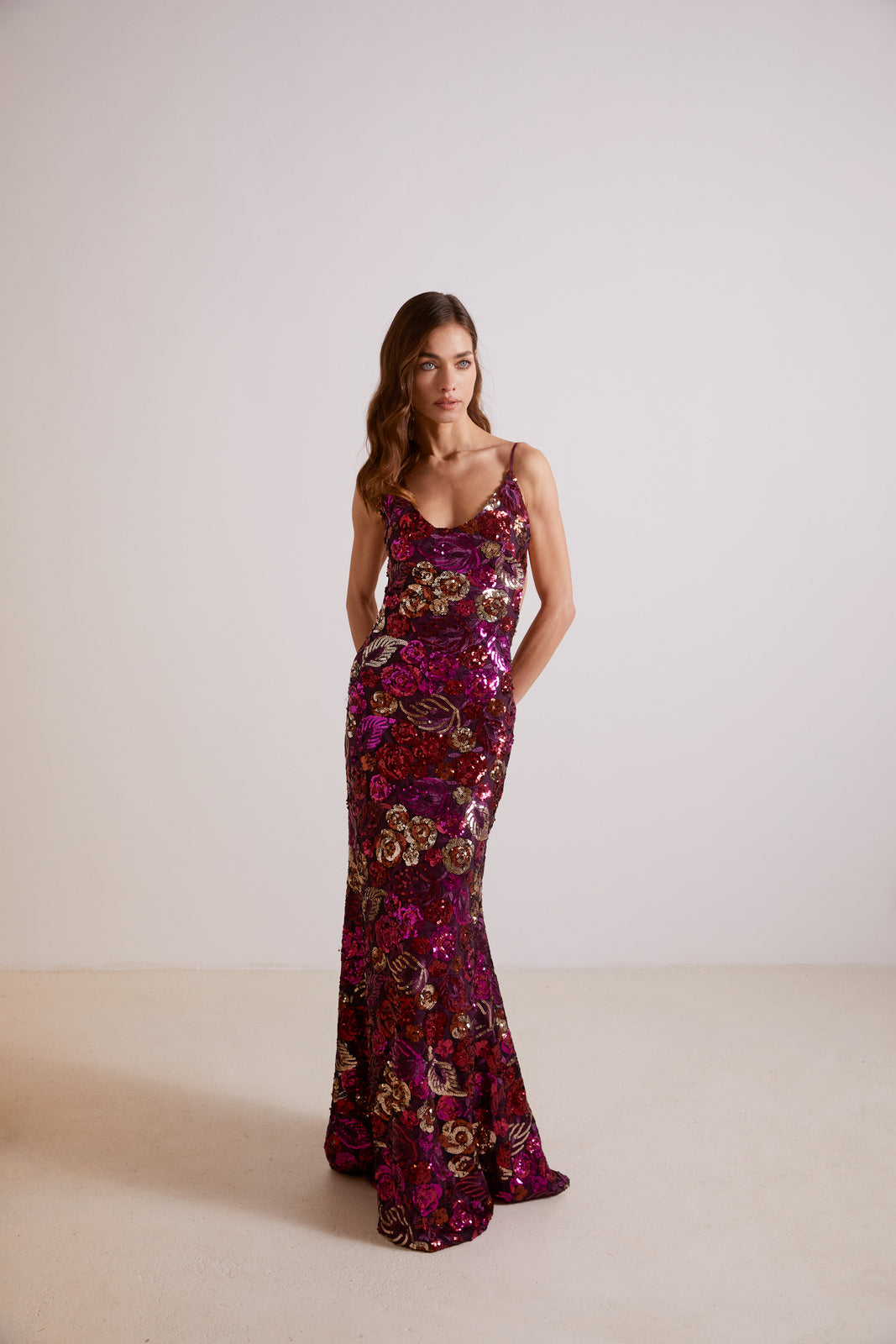 VESTIDO LANTEJOULA ROXO COM FLORES