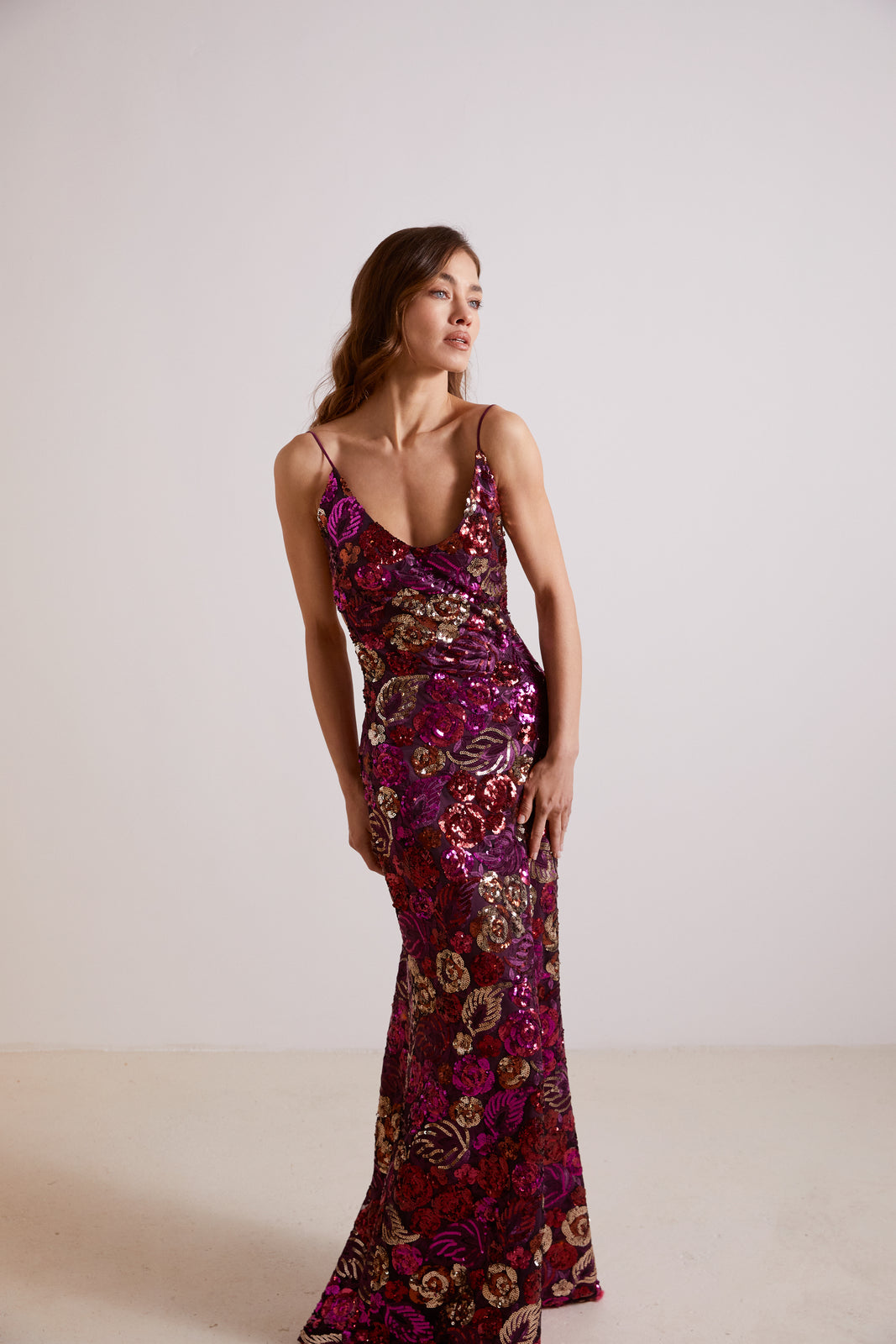 VESTIDO LANTEJOULA ROXO COM FLORES