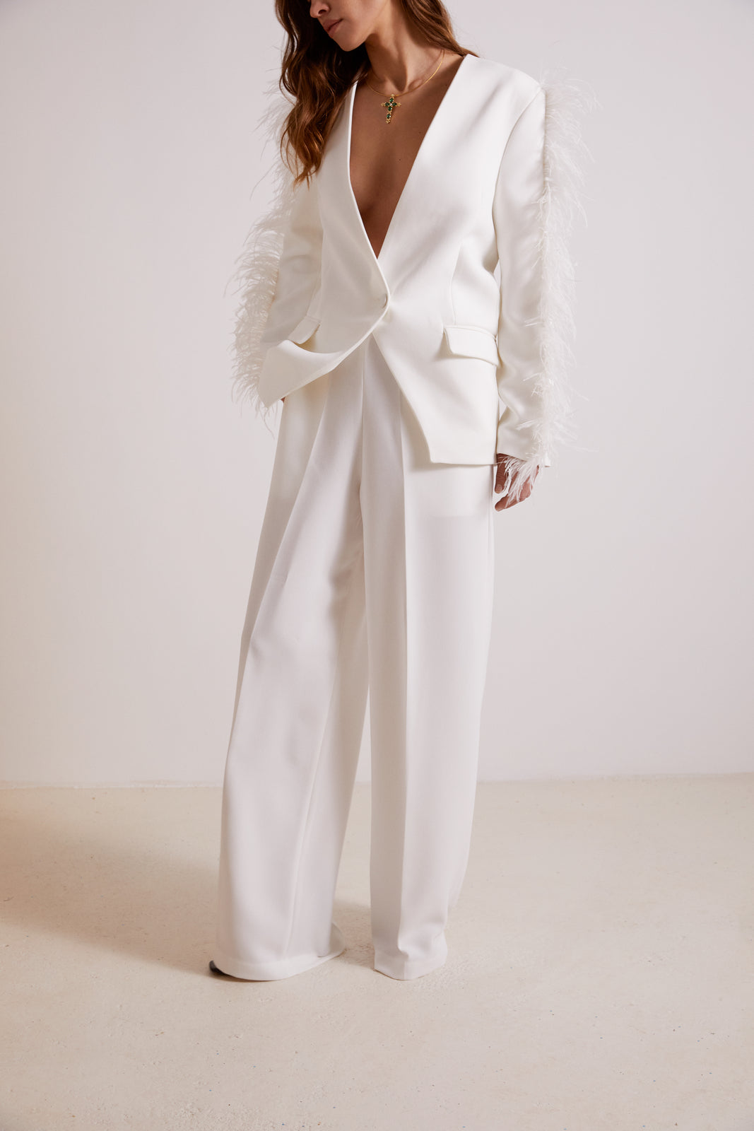 WHITE BLAZER WITH FEATHERS ON THE SLEEVES