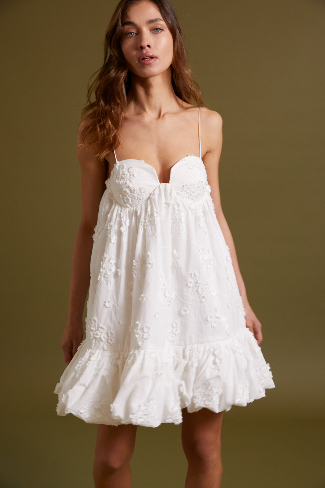 VESTIDO CURTO BRANCO COM FLORES