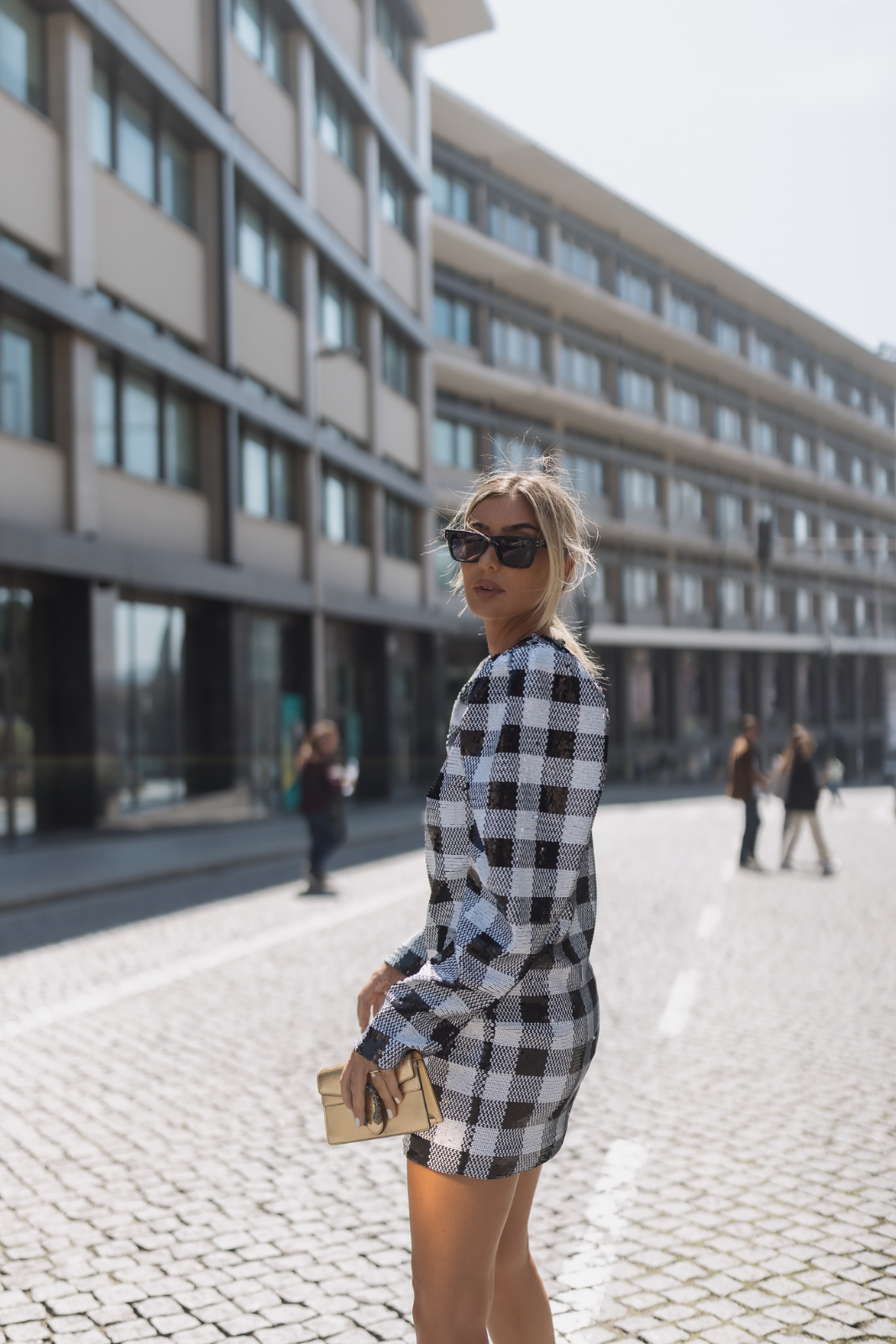 ROBE PAILLETTES AUX ÉCHECS