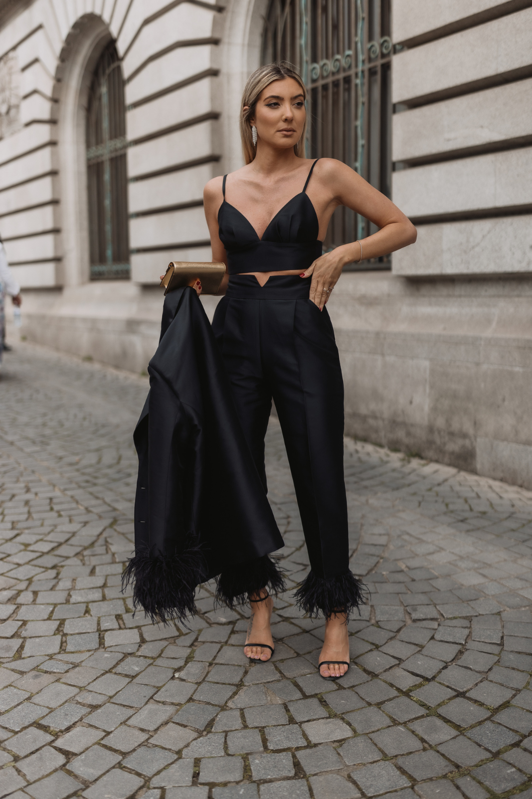 PANTALONES NEGROS CON PLUMAS KAO