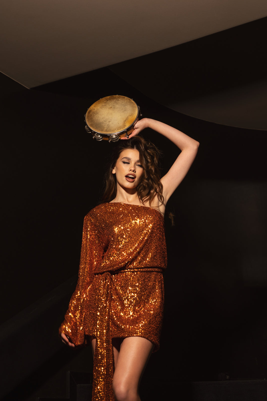 VESTIDO LANTEJOULA LARANJA
