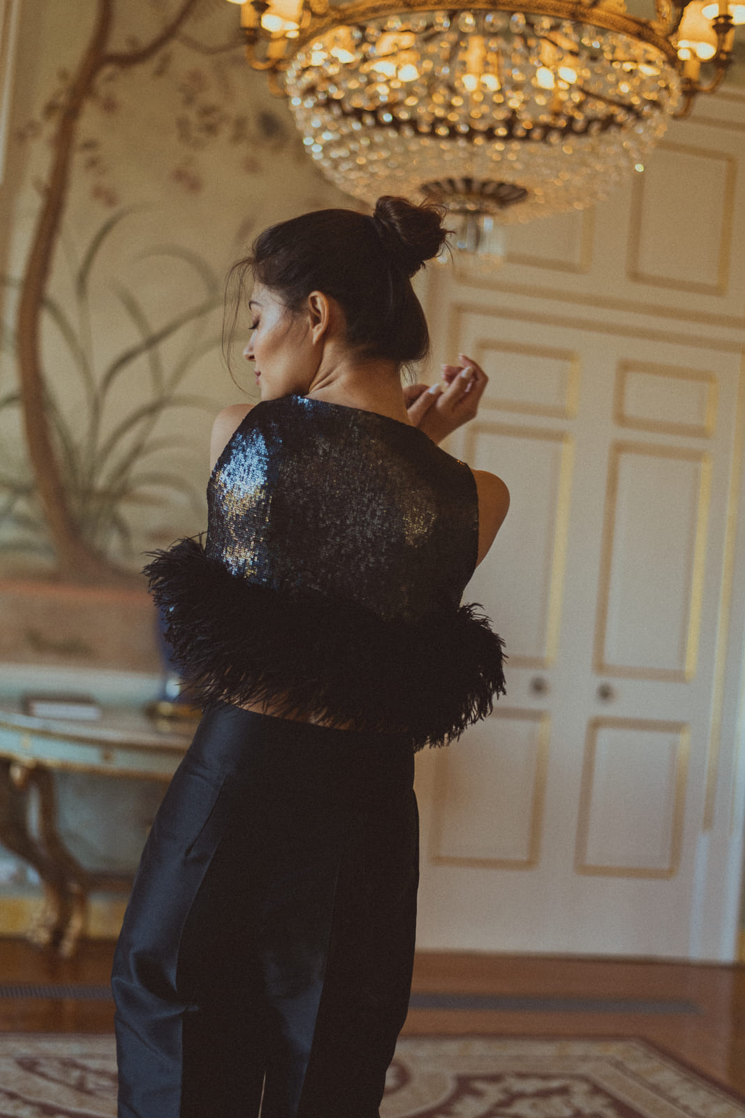 TOP BLACK FEATHERS KAO