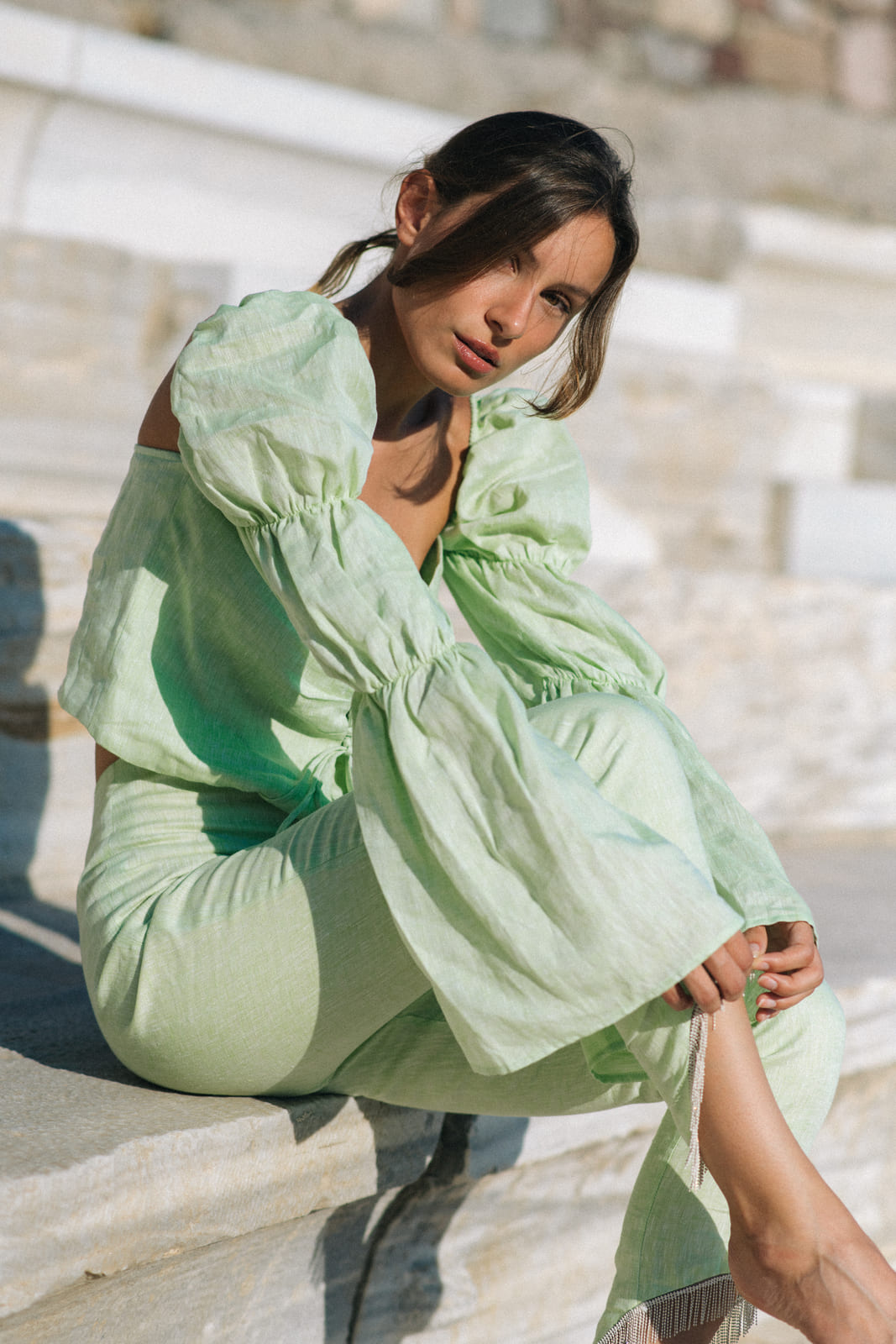 PANTALON EN LIN VERT AVEC FRANGES EN STRASS