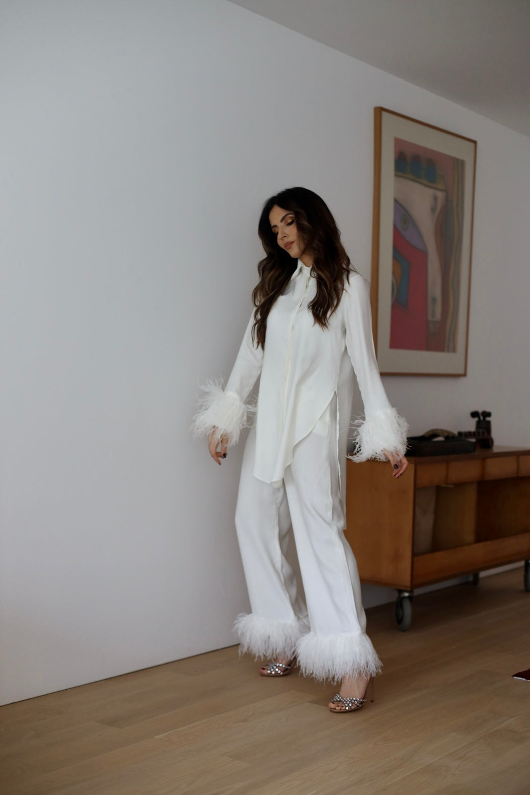 WHITE PANTS WITH FEATHERS