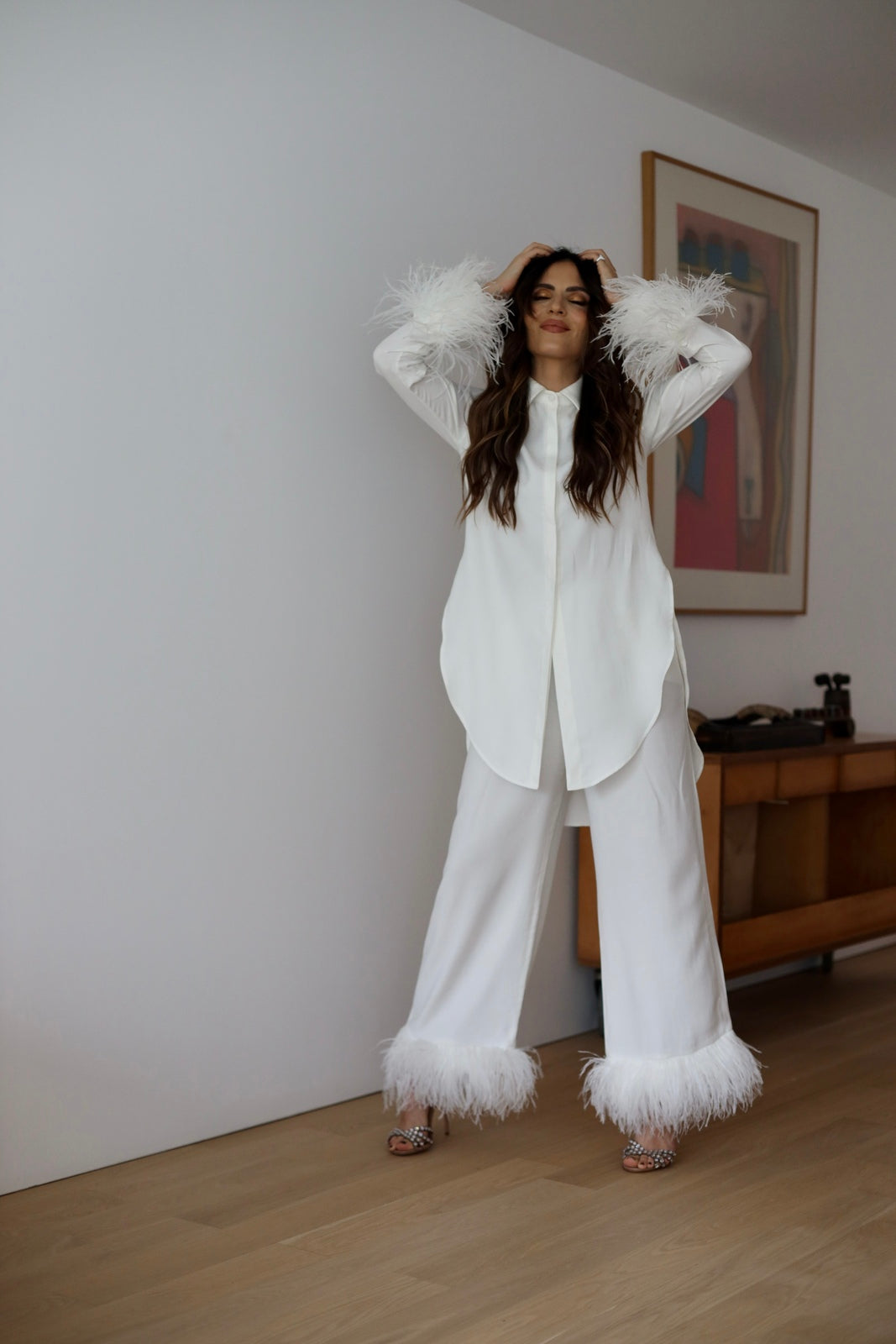 WHITE PANTS WITH FEATHERS