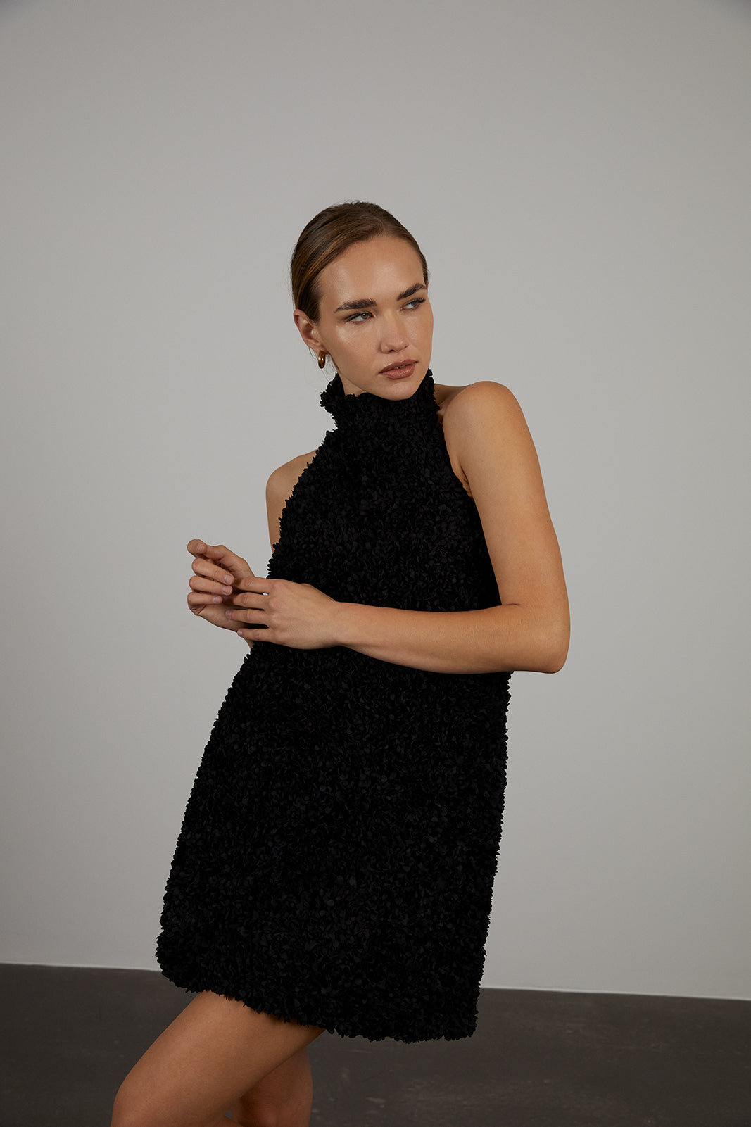 ROBE COURTE PÉTALES NOIR