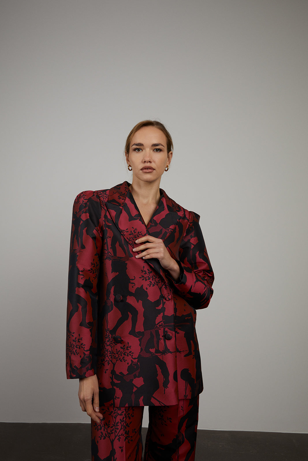RED OVERSIZED JACQUARD FIGURATIVE PRINT