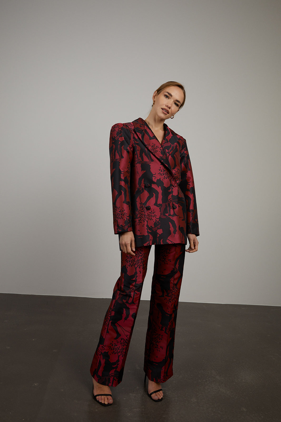 RED OVERSIZED JACQUARD FIGURATIVE PRINT