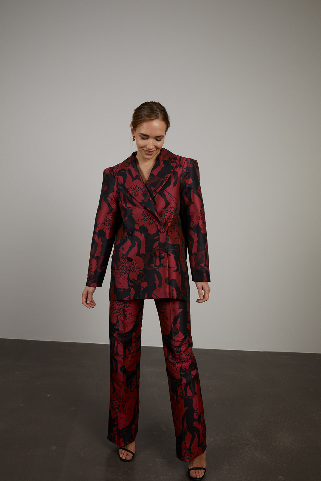 RED OVERSIZED JACQUARD FIGURATIVE PRINT